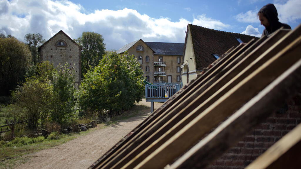 Au Moulin Bleu, des chantiers collectifs ont permis d’avancer sur les travaux, immenses.