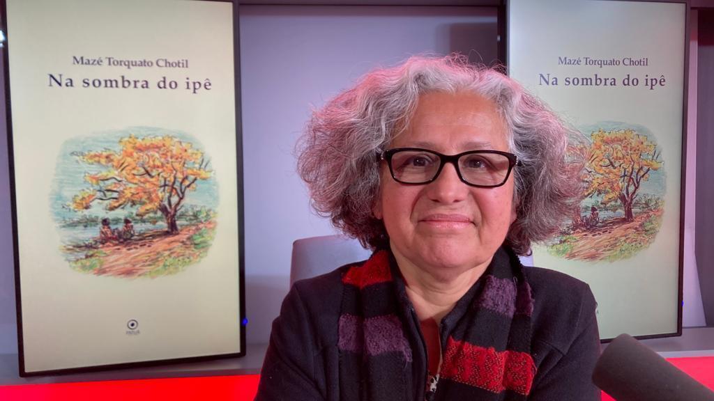 Escritora e jornalista Mazé Torquato Chotil lança "Na sombra do Ipé".