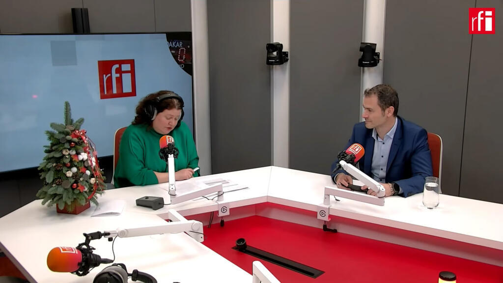 Andreea Orosz și Adrian Tănăsescu în studioul RFI România