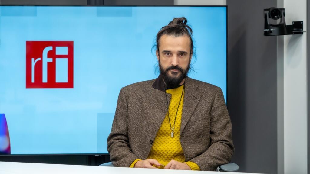 Noutatea pe care o propune în 2023 Stema este mixul între sonoritățile spaghetti western din muzica lui Ennio Morricone, temele orientale și muzica lăutărească veche reconstruită.