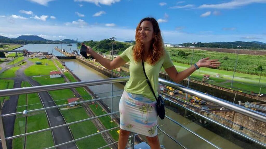 Viviane Naves no Canal do Panamá.