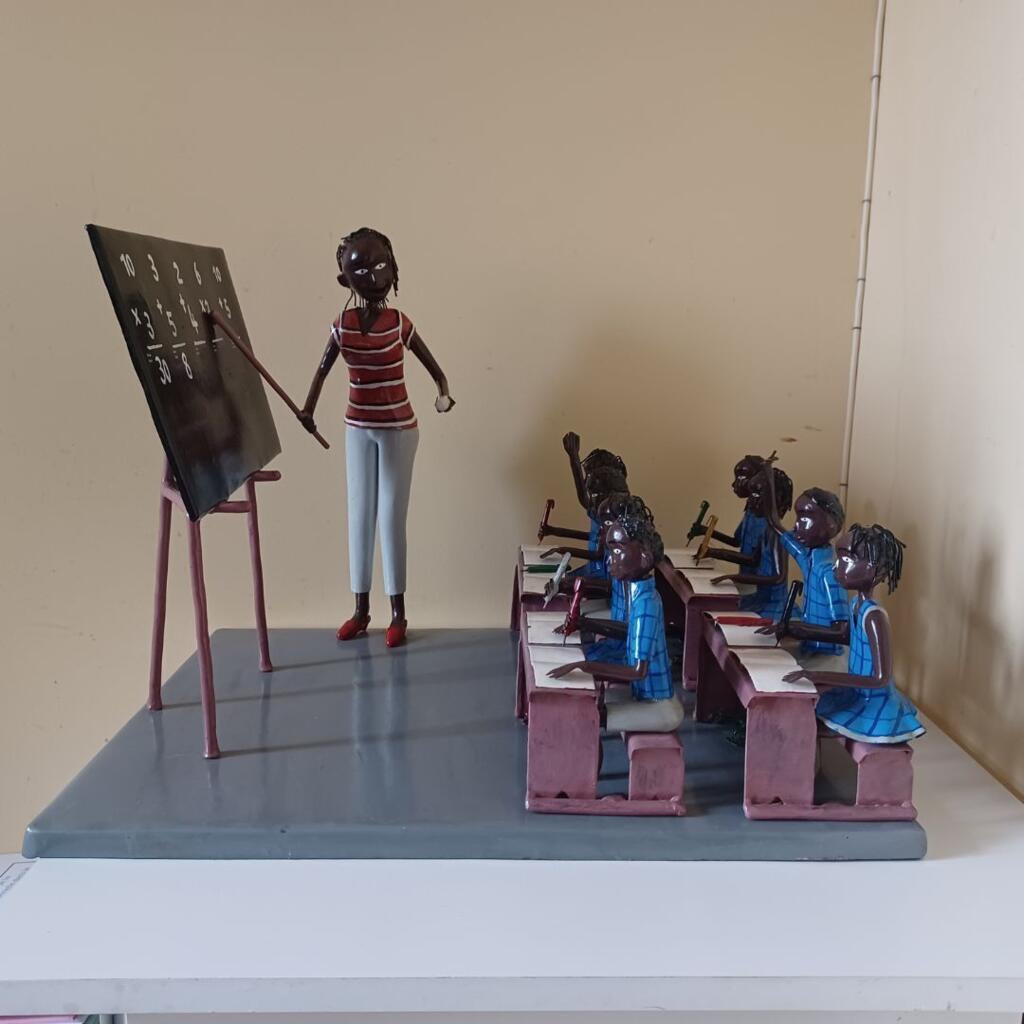 «La classe», de Didier Ahadji. Sculpture en métal et peinture acrylique.