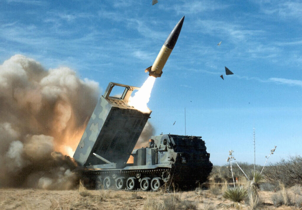 Un missile ATACMS lancé depuis un M270 MLRS.
