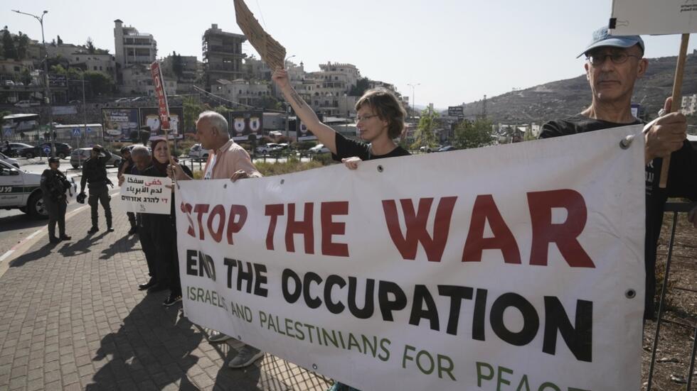 Des Israéliens et des citoyens palestiniens d'Israël demandent un cessez-le-feu à Gaza et la fin de l'occupation des territoires palestiniens, à Umm al-Fahm, en Israël, le vendredi 15 novembre 2024. (