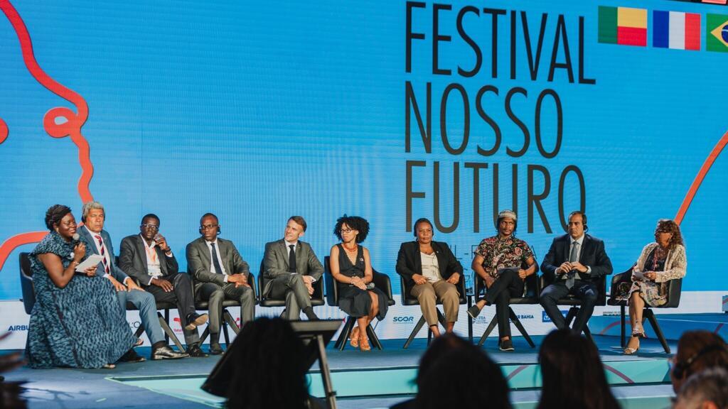 Iléana Santos du Think Tank «Je m’engage pour l’Afrique» modère la soirée d’ouverture du Festival Notre Futur et interpelle les élus, le maire de Yoff, le ministre des Affaires étrangères béninois, la ministre de la Culture brésilienne et le président français.