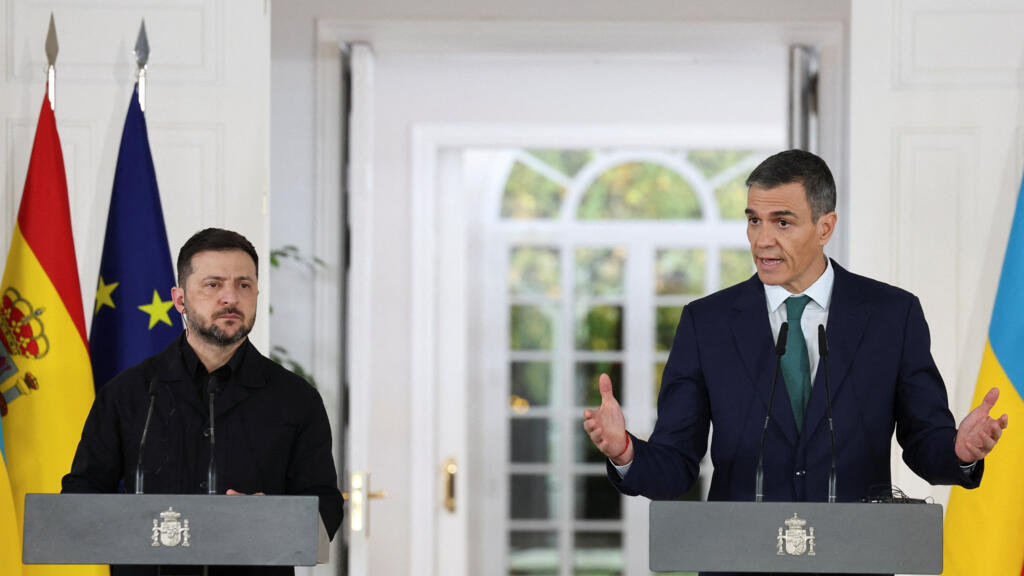 Thủ tướng Tây Ban Nha Pedro Sanchez và tổng thống Ukraina Volodymyr Zelenskiy trong cuộc họp báo chung tại Điện Moncloa, Madrid, Tây Ban Nha; ngày 18/11/2025.