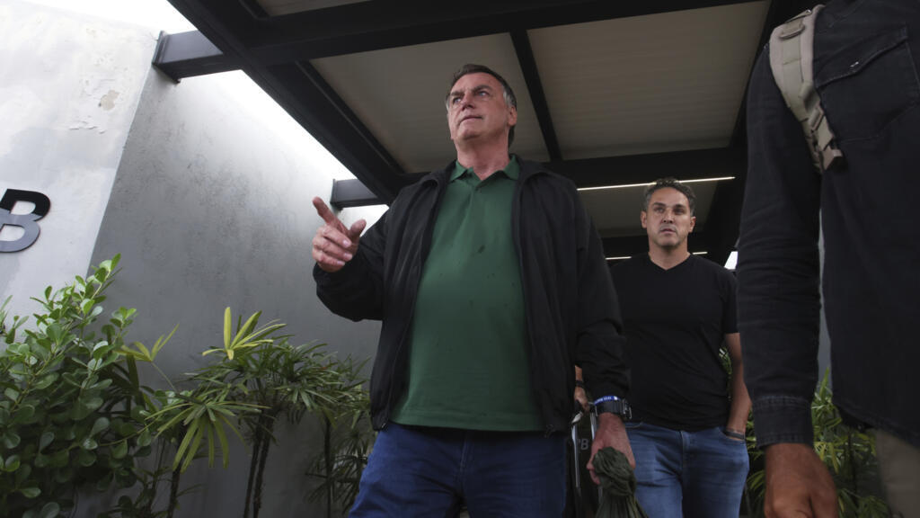 O ex-presidente do Brasil, Jair Bolsonaro, chega ao Aeroporto Internacional de Brasília, em Brasília, Brasil, terça-feira, 25 de março de 2025.