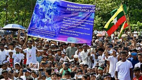Des réfugiés rohingyas participent au rassemblement « Journée de commémoration du génocide » pour marquer l'anniversaire de leur exode massif du Myanmar à la suite d'une répression militaire, dans un camp de réfugiés à Cox's Bazar, le 25 août 2025.