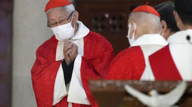 El arzobispo retirado de Hong Kong, Joseph Zen, en el centro, asiste a la ceremonia de ordenación episcopal en Hong Kong el sábado 4 de diciembre de 2021.