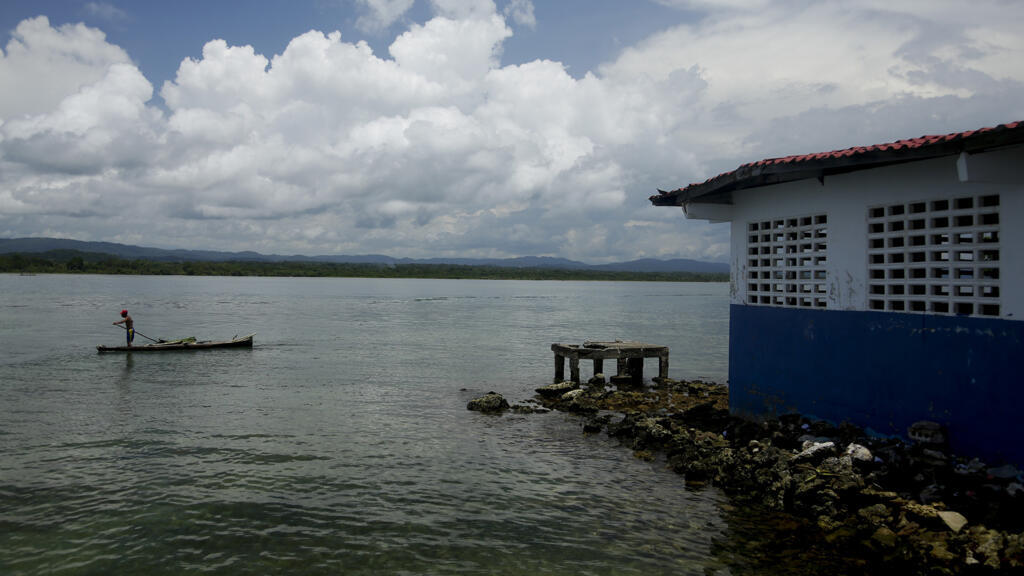 Un homme rame au large de l’île de Carti, sur la réserve indigène de Guna Yala au Panama, en juillet 2017. (Image d'illustration).