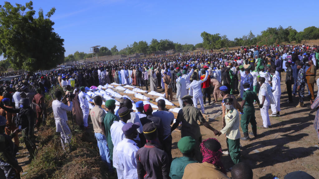 Des habitants assistent aux funérailles des personnes tuées par des jihadistes présumés à Zaabarmar, au Nigeria, le dimanche 29 novembre 2020.
