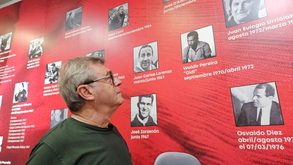 Oscar Corletti observa com admiração a presença de Didi entre os treinadores do River Plate