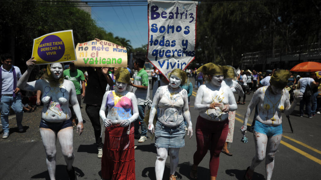 Des membres d'associations féministes défilent à San Salvador pour demander la légalisation de l'avortement, le 15 mai 2013.