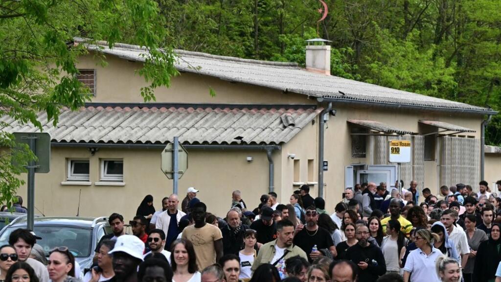 Une marche a lieu devant la mosquée Khadija à La Grand-Combe, dans le sud de la France, le 27 avril 2025, après le meurtre d'Aboubakar, un fidèle tué par plusieurs dizaines de coups de couteau à l'intérieur de la mosquée le 25 avril.