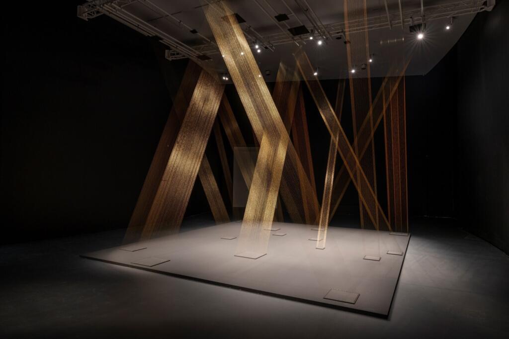Instalação  Ttéia 1, C (2003/2025) na exposição "Lygia Pape, Tecer o Espaço", na Bourse de Commerce – Pinault Collection, Paris, 2025.