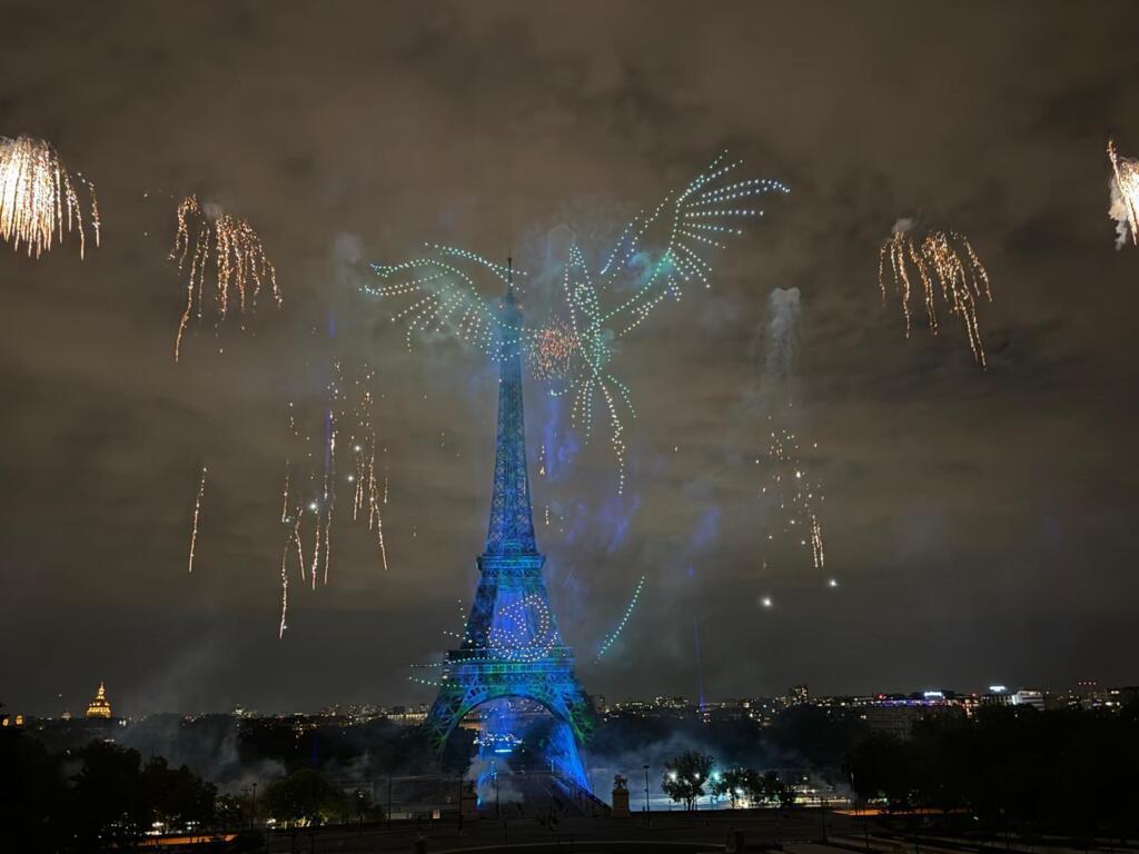 Cerca de mil drones foram usados ao longo do espetáculo para formar imagens e frase, colorindo os céus da capital francesa. Em 14 de julho de 2025.