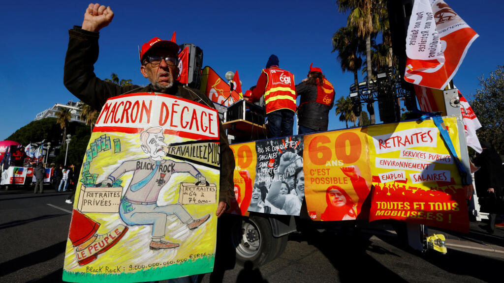 Sindicalista participa de protesto contra o plano de reforma previdenciária do governo francês, em Nice. (7 de fevereiro de 2023)