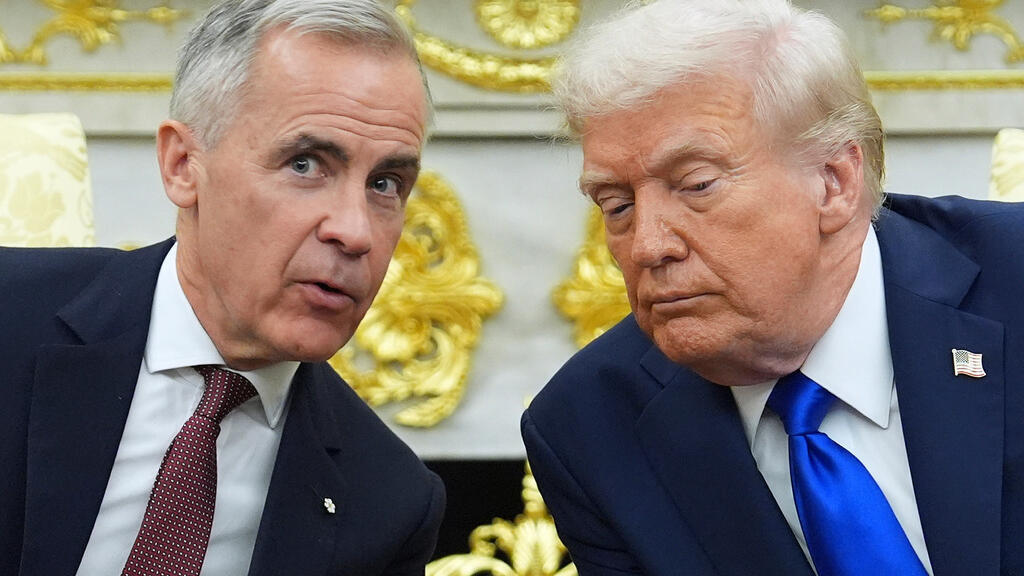 Tổng thống Mỹ Donald Trump (phải) và Thủ tướng Canada Mark Carney trong cuộc gặp tại Nhà Trắng, Washington, ngày 07/10/2025.