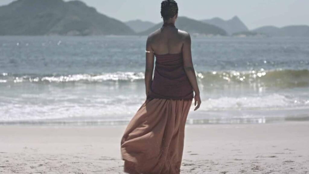 Cena de "Praia Formosa", de Julia De Simone, em competição no Festival Internacional de Cinema de Roterdã.