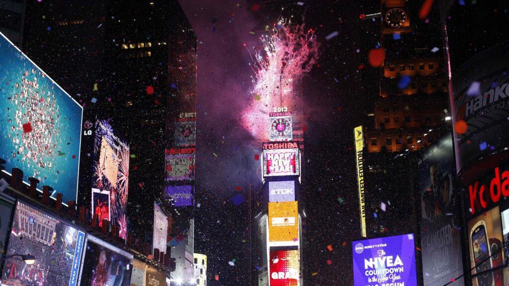 Réveillon na Times Square, em Nova York, teve chuva de confetes.