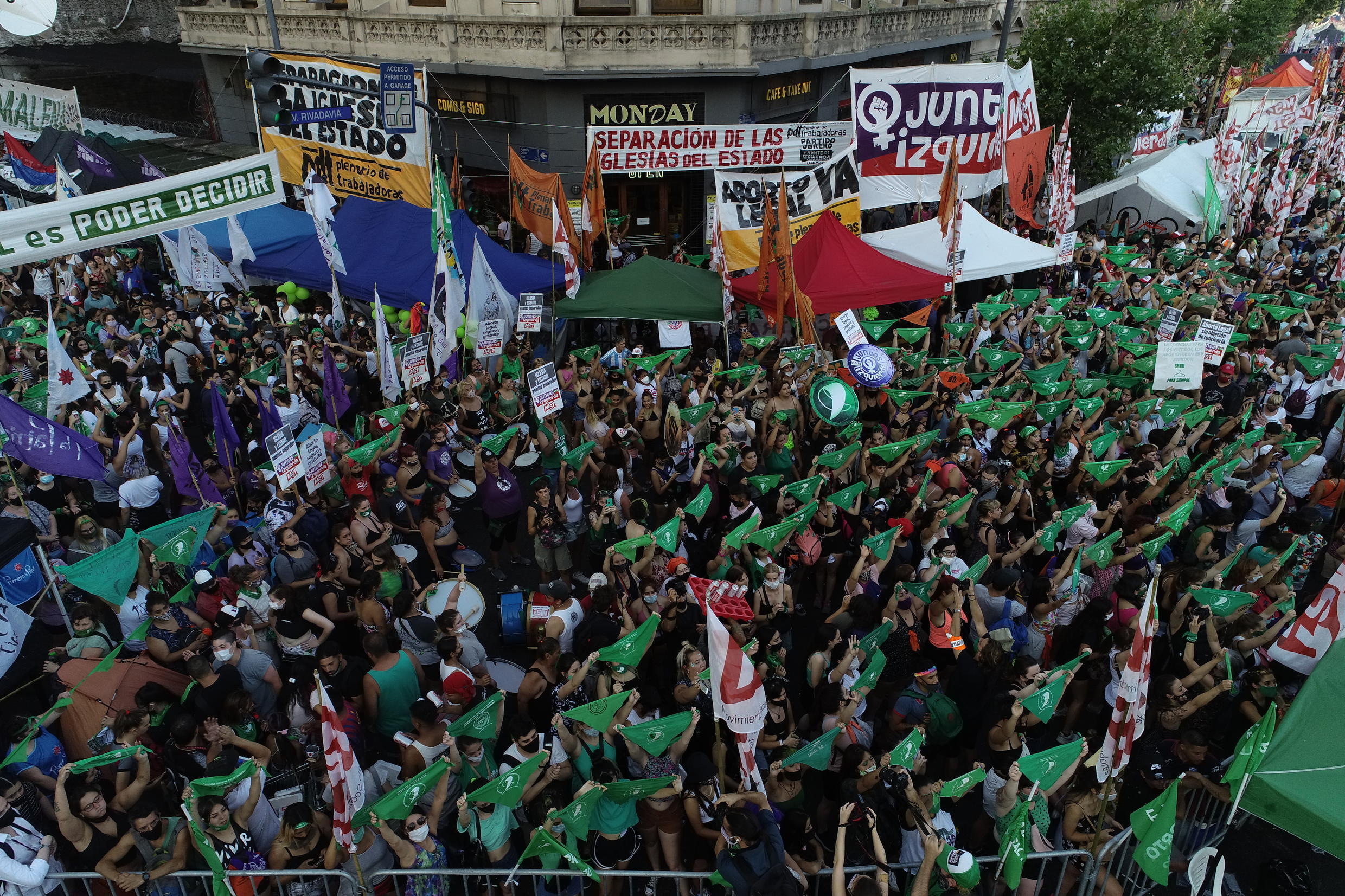 Manifestantes a favor de la legalización del aborto en Argentina, frente al Congreso, 29 de diciembre de 2020.