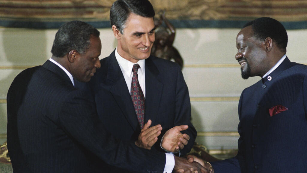 Accord de paix le 31 mai 1991 entre le président de l'Angola, José Eduardo dos Santos et le leader de l'UNITA, Jonas Savimbi.