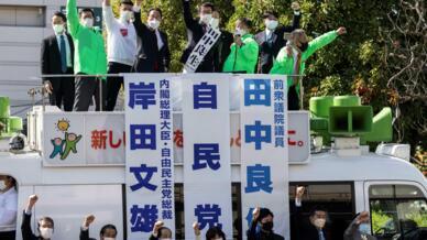 Thủ tướng Nhật Bản Fumio Kishida, lãnh đạo Đảng Dân chủ Tự do (LDP) và các thành viên khác của đảng cầm quyền vận động tranh cử ở Saitama, ngày 30/10/2021.