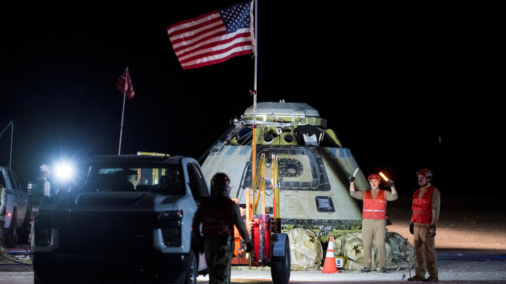 Sur cette photo fournie par la NASA, Boeing et les équipes de la NASA travaillent autour du vaisseau spatial Boeing Crew Flight Test Starliner après son atterrissage sans équipage, le vendredi 6 septembre 2024, à White Sands, au Nouveau-Mexique, après son désamarrage de la Station spatiale internationale.