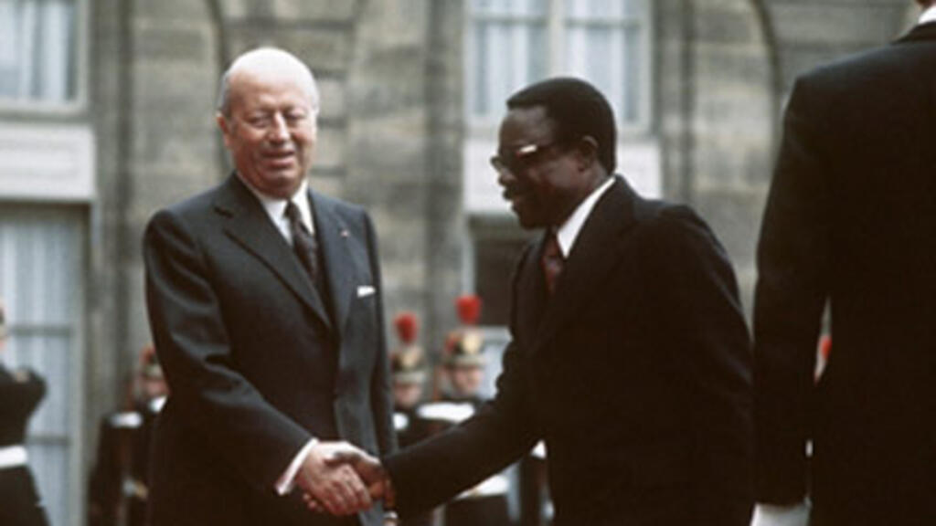 Le conseiller de l'Elysée pour les Affaires africaines, Jacques Foccart (G), accueille le président gabonais Omar Bongo, le 15 novembre 1973 à Paris, dans le cadre de sa visite officielle en France.