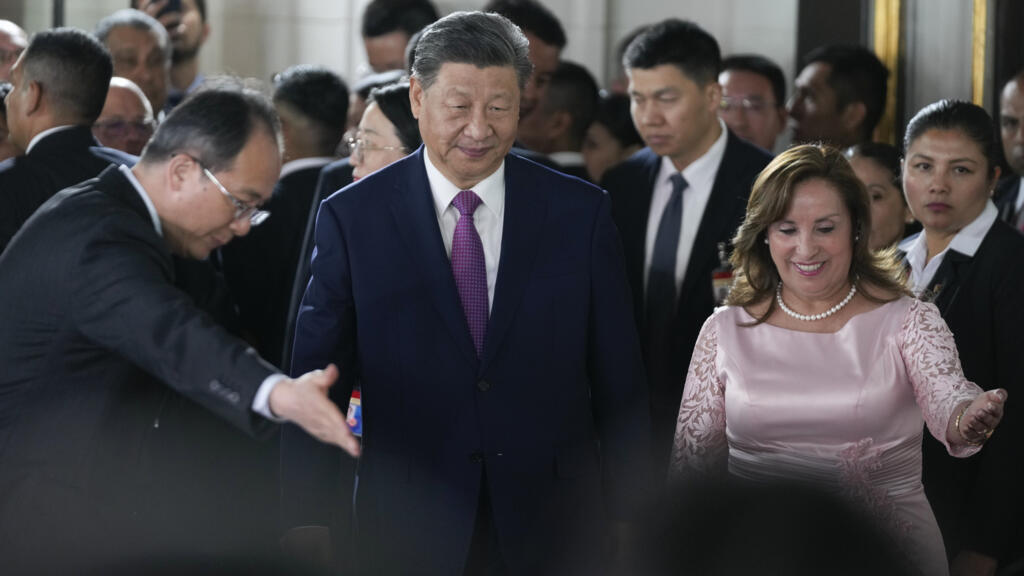 Presidente da China, Xi Jinping, é recebido pela presidente do Peru, Dina Boluarte, para a inauguração virtual do complexo portuário de Chancay, financiado pela China. (14 de novembro de 2024)