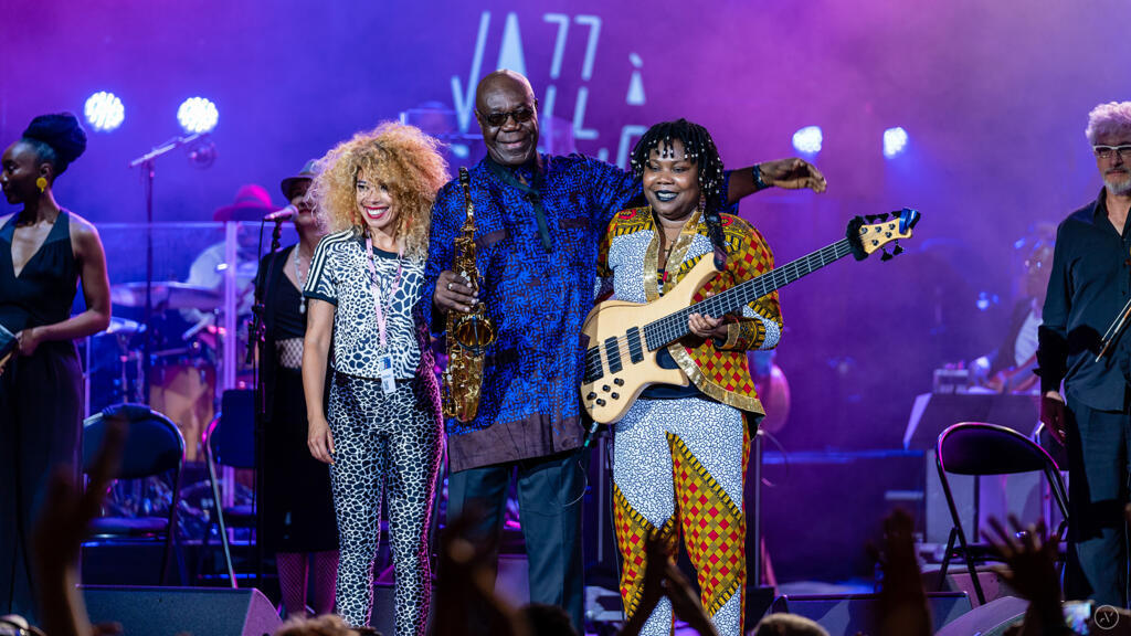 Manu Dibango et ses invitées, Flavia Coelho et Manou Gallo, le 12 juillet 2019 à Vienne (France).