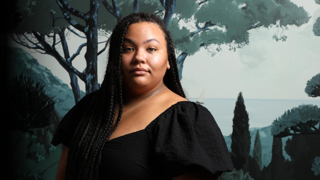 Leïla Mottley est une auteure et poétesse américaine de 20 ans. Désignée Oakland Youth Poet Laureate en 2018, elle a publié « Arpenter la nuit », son premier roman, aux éditions Albin Michel (Août 2022).