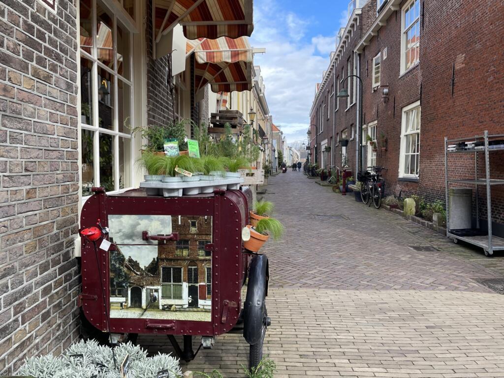 Um carrinho com reprodução de "A Ruela", de Vermeer, em Delft, Holanda (18/03/23).