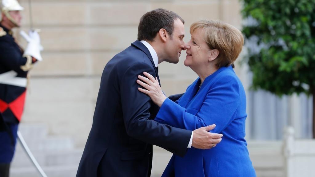 Emmanuel Macron et Angela Merkel se saluent au palais de l'Elysée, le 13 juin 2017.