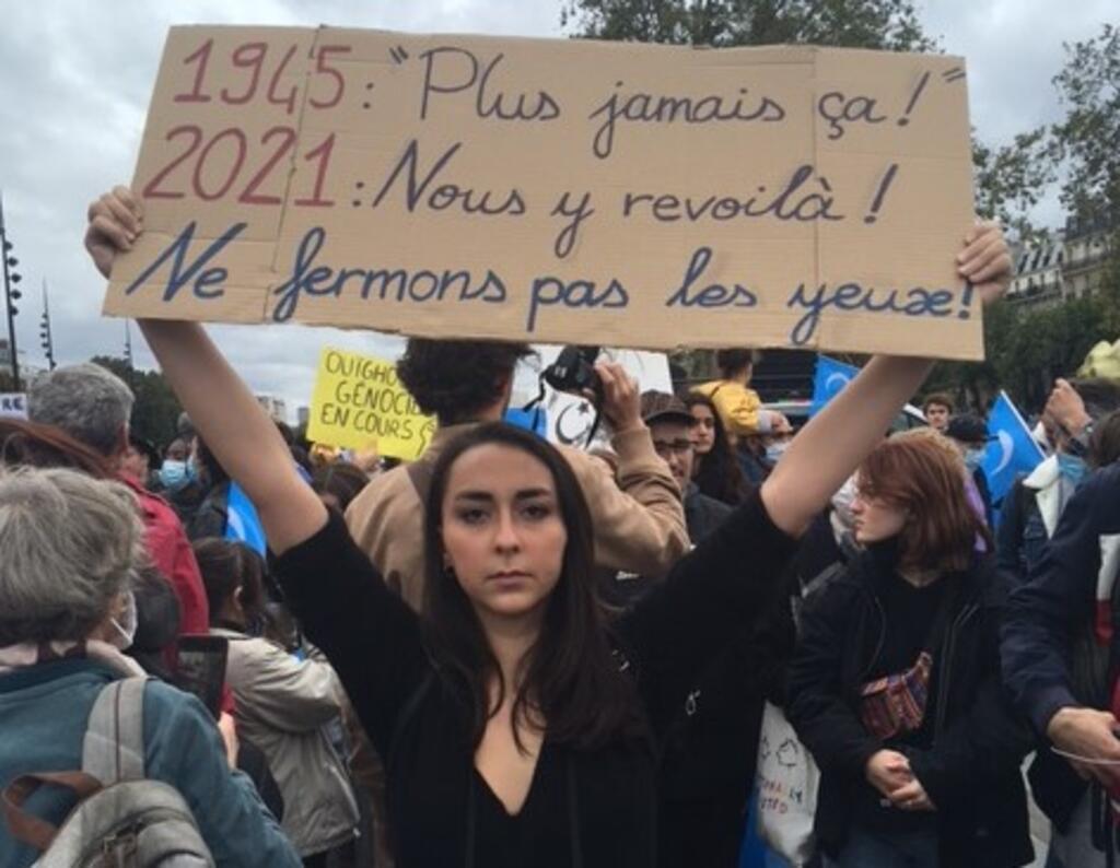 Dans la «marche contre le génocide ouïghour» le 2 octobre 2021 à Paris, Gabriela Moreno, comme beaucoup de jeunes Français, se mobilise sur les réseaux sociaux et boycotte des produits issu du travail forcé.