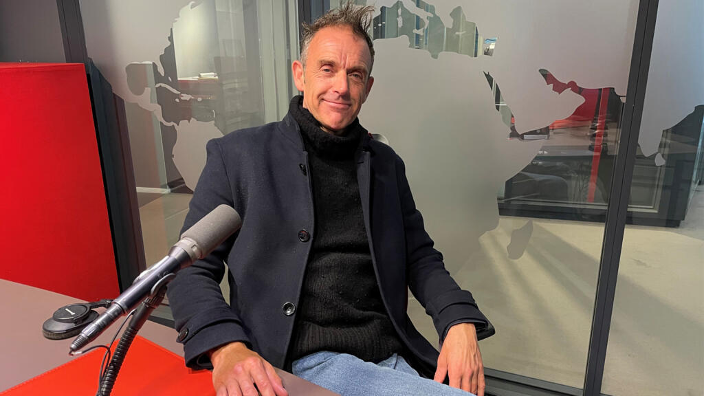 Johan Grimonprez au micro de Joe Farmer.