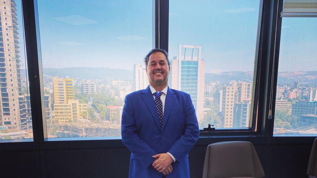 Bernardo Weaver no prédio do Banco Central da Etiópia, em Adis Abeba