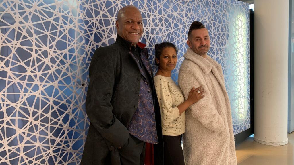 Barry Johnson (chanteur et comédien), Anandha Seethanen (chanteuse et comédienne) et Valéry Rodriguez (metteur en scène) à RFI (octobre 2022).
