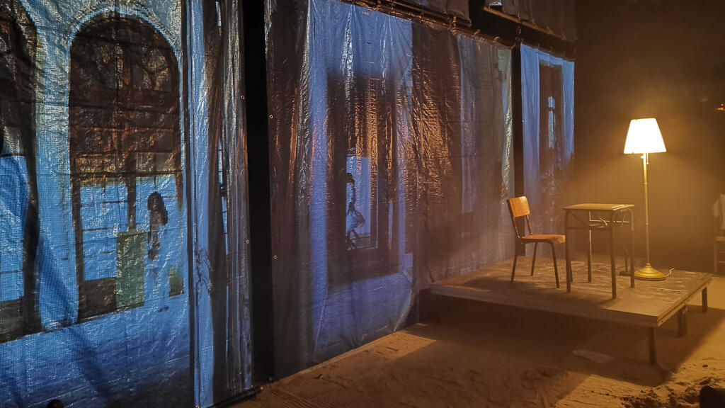 Le décor de «Victoria K, Delphine Seyrig et moi ou la petite chaise jaune», prix RFI Théâtre, joué au CDN de Normandie, à Rouen.