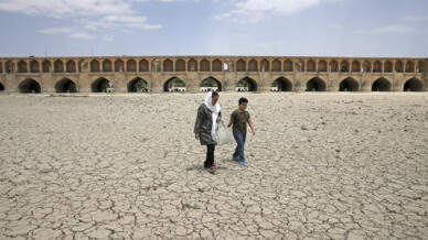 Lòng sông Zayandeh Roud bị khô cạn, Ispahan, Iran. Ảnh chụp ngày 10/07/2018.
