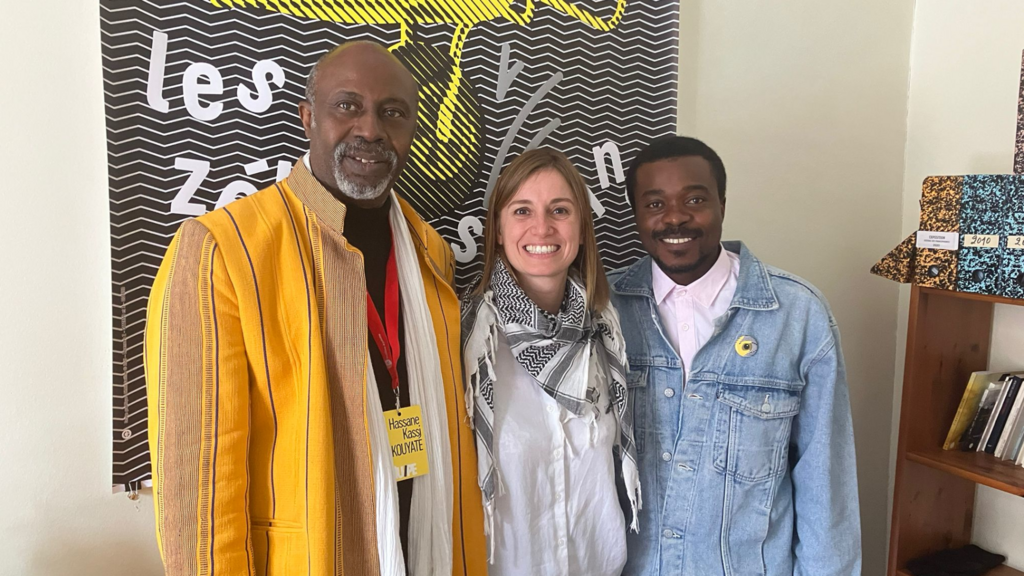 De gauche à droite : Hassane Kassi Kouyaté, Sumaya Al Attia, et Israël Nzila (lauréat du prix RFI).