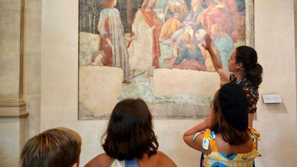 A guia especializada para crianças Aureliana Garreau adapta referências históricas e vocabulários durante visitas a museus e monumentos de Paris.