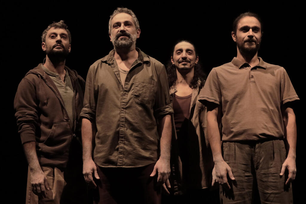 Les acteurs Rodrigue Sleiman, Roy Dib, Élie Njeim et Tarek Yaacoub dans Ordalie, une pièce signée Chrystèle Khodr à voir au Théâtre des Amandiers à Nanterre, dans les Hauts-de-Seine près de Paris.