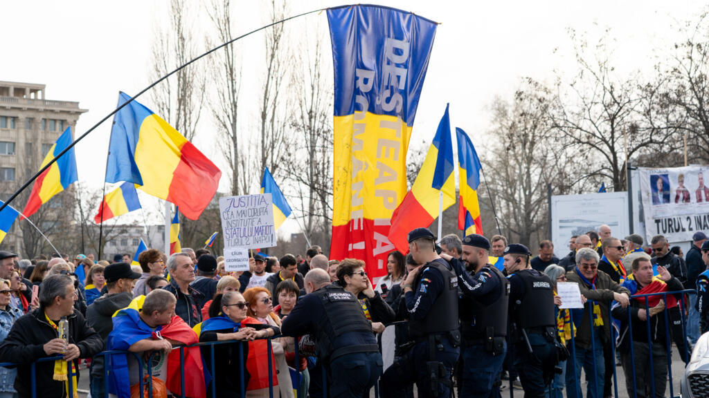 Protest al susţinătorilor lui Călin Georgescu, la sediul Curţii Constituţionale a României, București, 11 martie 2025