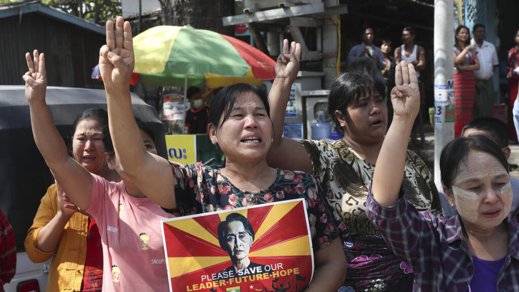 Des femmes qui participent activement au mouvement de protestation contre la prise du pouvoir par la junte militaire, le 5 mars 2021 à Mandalay.