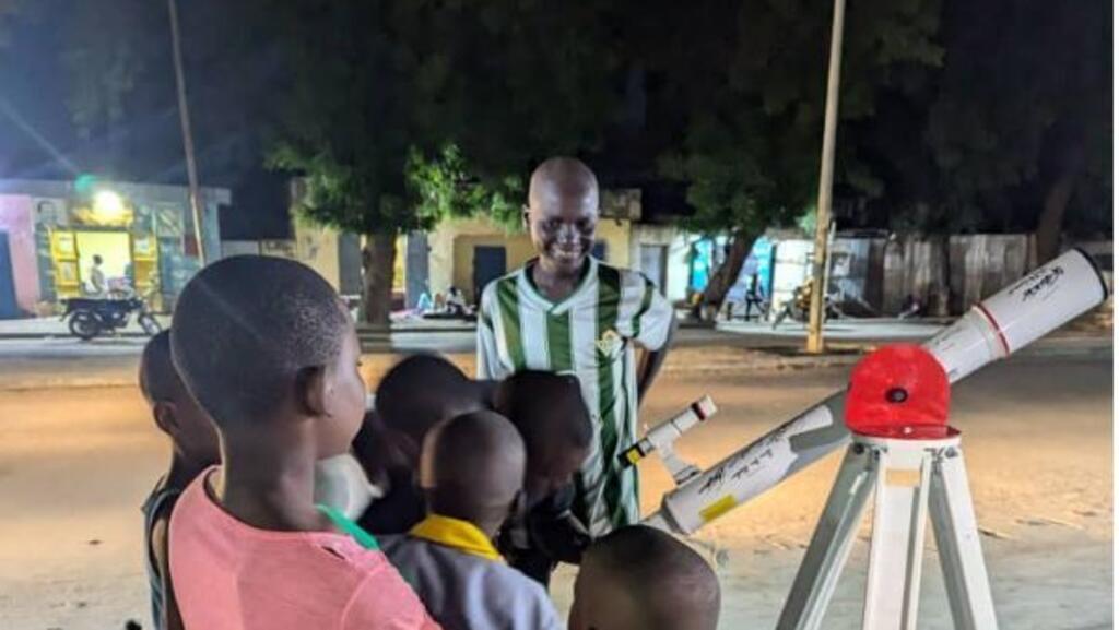 Observation de la pleine lune dans mon quartier à Maroua. Image de la lune capturée à travers l'oculaire de la lunette astronomique.