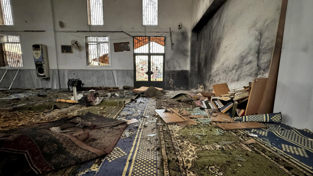 Syrie: après l'attentat d'une mosquée de Homs, les familles des blessés oscillent entre peur et attente