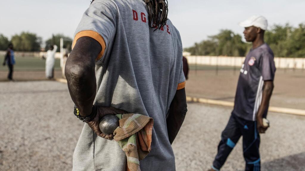 Des joueurs de pétanque à Ndjamena, en avril 2021. La ville compte plus d’une centaine de joueurs licenciés.