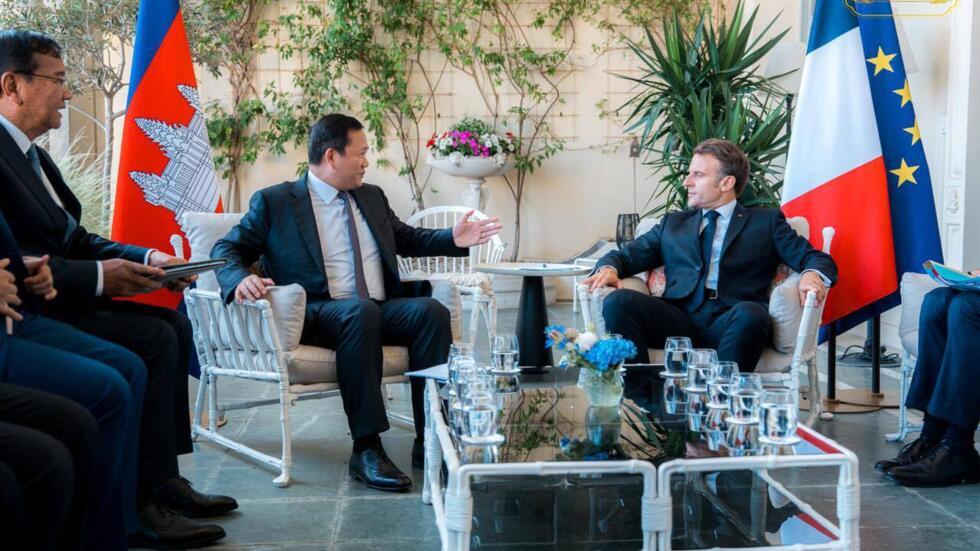 ជំនួបទ្វេភាគីរវាងលោកនាយករដ្ឋមន្ត្រី ហ៊ុន ម៉ាណែត (ឆ្វេង) និងលោកប្រធានាធិបតីបារាំង អេម៉ានុយអែល ម៉ាក្រុង (ស្តាំ)