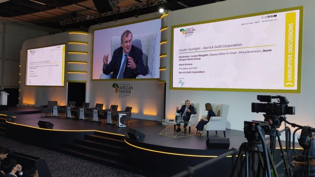 Mark Bristow, PDG de Barrick Gold, intervenant sur la scène du Mining Indaba au Cap